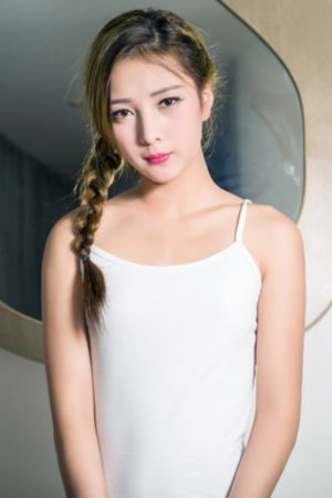 男人趁美女睡着摸她脚_720在线观看视频